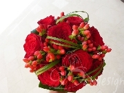 Buchet din trandafirii si Hypericum