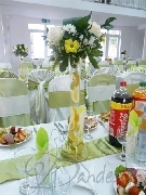 Aranjament floral pe vaza cu lamaie
