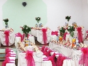 Sala decorata cu roz