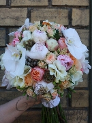 Buchet mireasa diverse flori brunia,
                                                  orhidee, trandafiri,
                                                  bujor