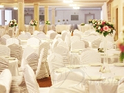 Sala de nunta imbracata in alb complet