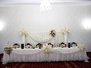 Decor prezidiu coloane romane si
                                                  pene