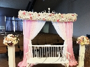 Decor biserica cu flori si stalpi