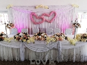 Prezidiu decorat cu flori artificiale